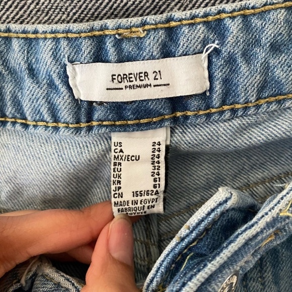 Forever 21 Light Blue Denim Distressed Ripped Mom Jeans Size 24 - Picture 2 of 6
